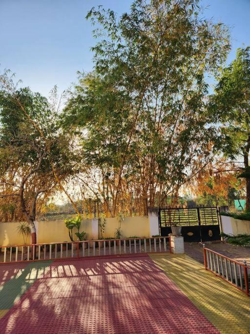 Farmhouse Close To Nature - Kesari Farm Gandhinagar Ngoại thất bức ảnh