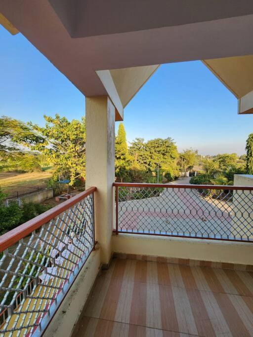 Farmhouse Close To Nature - Kesari Farm Gandhinagar Ngoại thất bức ảnh