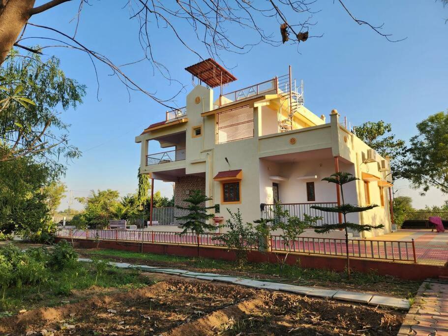 Farmhouse Close To Nature - Kesari Farm Gandhinagar Ngoại thất bức ảnh